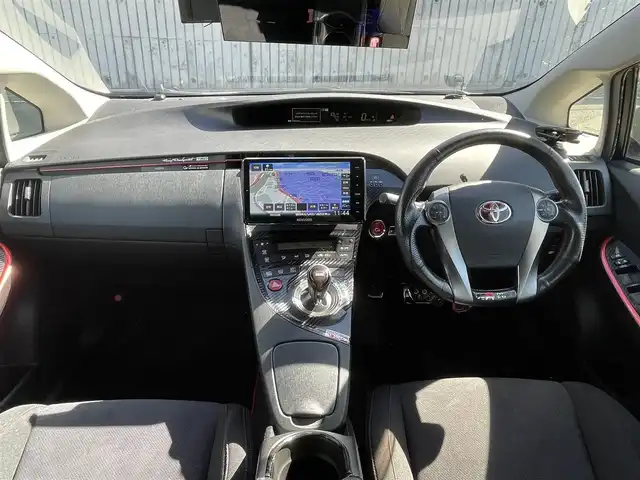 トヨタ プリウス S ツーリングセレ G’s 福岡県 2012(平24)年 11.1万km ホワイトパールクリスタルシャイン (株)IDOMが運営する【じしゃロン八幡西店】の自社ローン対象車両になります。こちらは現金ご利用時の価格です。自社ローンご希望の方は別途その旨お申付け下さい。/社外ディスプレイオーディオ/(Bluetooth/CD/USB/フルセグTV)/トムスフロントスポイラー/トミーカイラリアスポイラー/ローダウン/ロッソモデロマフラー/work18インチアルミホイール/社外デジタルインナーミラー/社外前方ドライブレコーダー/ビルトインＥＴＣ/フォグランプ/オートライト/スペアキー一本/スマートキー