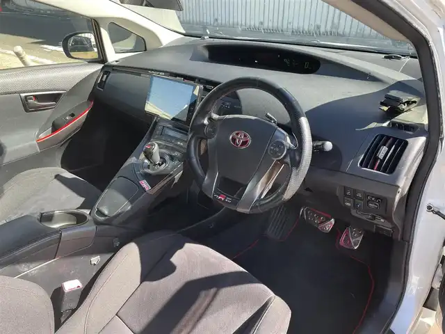 トヨタ プリウス S ツーリングセレ G’s 福岡県 2012(平24)年 11.1万km ホワイトパールクリスタルシャイン (株)IDOMが運営する【じしゃロン八幡西店】の自社ローン対象車両になります。こちらは現金ご利用時の価格です。自社ローンご希望の方は別途その旨お申付け下さい。/社外ディスプレイオーディオ/(Bluetooth/CD/USB/フルセグTV)/トムスフロントスポイラー/トミーカイラリアスポイラー/ローダウン/ロッソモデロマフラー/work18インチアルミホイール/社外デジタルインナーミラー/社外前方ドライブレコーダー/ビルトインＥＴＣ/フォグランプ/オートライト/スペアキー一本/スマートキー