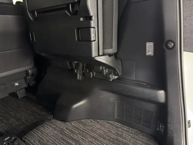 トヨタ アルファード S タイプゴールドⅡ 三重県 2021(令3)年 2.7万km ホワイトパールクリスタルシャイン ガソリン/FF/MTモード付インパネCVT/純正 9インチディスプレイオーディオ（ナビ搭載）/（AM/FM/CD・DVD*/USB/iPod/Bluetooth/TV*/Miracast/AppleCarPlay/AndroidAuto）*…OP/12.1インチ 後席モニター V12T-R68C（純正）/モデリスタ フロントスポイラー（後期Sグレード用）/バックガイドモニター/両側パワースライドドア/ドライブレコーダー 前後/ETC2.0/Toyota Safety Sense/●プリクラッシュセーフティ/●レーントレーシングアシスト/●レーダークルコン/●ロードサインアシスト/●アダプティブハイビームシステム/・先行車発進告知機能/・クリアランスソナー/・パーキングサポートブレーキ（前後静止物）/・など/装備/3眼LEDヘッドランプ（専用加飾）/・ハーフレザーシート/・左右＆後席独立オートエアコン/・パワーバックドア/・オットマンシート（2nd）/・AC100Vコンセント（100W）/・ステアリングスイッチ/・電子パーキングブレーキ＆ブレーキホールド/・オートライト/・純正18inAW/・保/取/ナビ取/マルチ取/・スマートキーx2/など