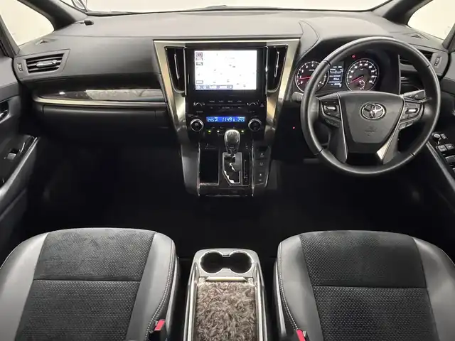 トヨタ アルファード S タイプゴールドⅡ 三重県 2021(令3)年 2.7万km ホワイトパールクリスタルシャイン ガソリン/FF/MTモード付インパネCVT/純正 9インチディスプレイオーディオ（ナビ搭載）/（AM/FM/CD・DVD*/USB/iPod/Bluetooth/TV*/Miracast/AppleCarPlay/AndroidAuto）*…OP/12.1インチ 後席モニター V12T-R68C（純正）/モデリスタ フロントスポイラー（後期Sグレード用）/バックガイドモニター/両側パワースライドドア/ドライブレコーダー 前後/ETC2.0/Toyota Safety Sense/●プリクラッシュセーフティ/●レーントレーシングアシスト/●レーダークルコン/●ロードサインアシスト/●アダプティブハイビームシステム/・先行車発進告知機能/・クリアランスソナー/・パーキングサポートブレーキ（前後静止物）/・など/装備/3眼LEDヘッドランプ（専用加飾）/・ハーフレザーシート/・左右＆後席独立オートエアコン/・パワーバックドア/・オットマンシート（2nd）/・AC100Vコンセント（100W）/・ステアリングスイッチ/・電子パーキングブレーキ＆ブレーキホールド/・オートライト/・純正18inAW/・保/取/ナビ取/マルチ取/・スマートキーx2/など