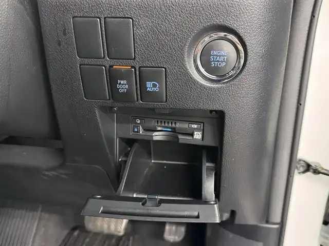 トヨタ アルファード S タイプゴールドⅡ 三重県 2021(令3)年 2.7万km ホワイトパールクリスタルシャイン ガソリン/FF/MTモード付インパネCVT/純正 9インチディスプレイオーディオ（ナビ搭載）/（AM/FM/CD・DVD*/USB/iPod/Bluetooth/TV*/Miracast/AppleCarPlay/AndroidAuto）*…OP/12.1インチ 後席モニター V12T-R68C（純正）/モデリスタ フロントスポイラー（後期Sグレード用）/バックガイドモニター/両側パワースライドドア/ドライブレコーダー 前後/ETC2.0/Toyota Safety Sense/●プリクラッシュセーフティ/●レーントレーシングアシスト/●レーダークルコン/●ロードサインアシスト/●アダプティブハイビームシステム/・先行車発進告知機能/・クリアランスソナー/・パーキングサポートブレーキ（前後静止物）/・など/装備/3眼LEDヘッドランプ（専用加飾）/・ハーフレザーシート/・左右＆後席独立オートエアコン/・パワーバックドア/・オットマンシート（2nd）/・AC100Vコンセント（100W）/・ステアリングスイッチ/・電子パーキングブレーキ＆ブレーキホールド/・オートライト/・純正18inAW/・保/取/ナビ取/マルチ取/・スマートキーx2/など