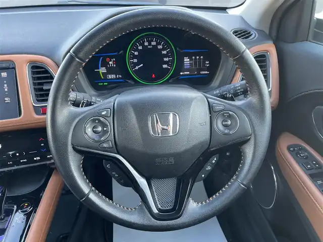 ホンダ ヴェゼル ハイブリッド Z 宮城県 2014(平26)年 12.4万km ミスティックグリーンパール (株)IDOMが運営する【じしゃロン仙台店】の自社ローン専用車両になりますこちらは現金またはオートローンご利用時の価格です。自社ローンご希望の方は別途その旨お申付け下さい/ハーフレザーシート/シートヒーター/メモリナビ/フルセグ/Bluetooth/バックカメラ/ETC/ルーフレール/衝突被害軽減システム/LEDヘッドライト