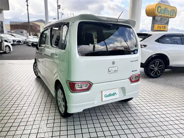 スズキ ワゴンＲ HYBRID FZ 京都府 2017(平29)年 6万km ピュアホワイトP 4WD/スズキセーフティサポート/・デュアルセンサーブレーキサポート/・誤発進抑制機能/・車線逸脱警報機能/・ふらつき警報機能/・先行車発進おしらせ機能/・ハイビームアシスト機能/・ヘッドアップディスプレイ/純正メモリーナビ、地デジ、Bluetooth、USB端子/全方位モニター/前席シートヒーター/ドライブレコーダー/ステアリングスイッチ/ETC/LEDヘッドランプ/記録簿R2、R4、R6/保証書/取扱説明書