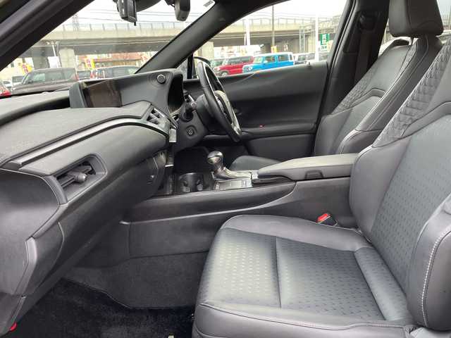 レクサス ＵＸ 250h バージョンC 石川県 2019(令1)年 5.8万km テレーンカーキマイカM 純正メモリーナビ　フルセグＴＶ　パノラマモニター　ＬＥＤヘッドライト　ＥＴＣ　スマートキー　ドラレコ　置くだけ充電　ステアリングヒーター　レザーシート　レクサスセーフティ　レーダークルーズ　ＢＳＭ