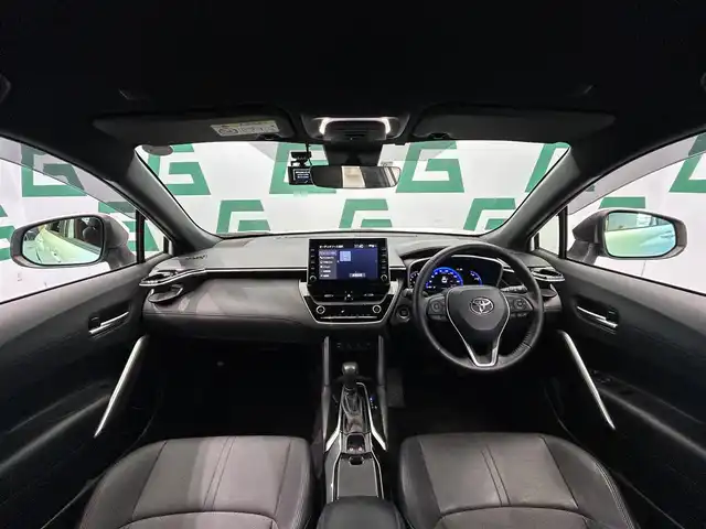 トヨタ カローラ クロス Z 鹿児島県 2022(令4)年 2.4万km プラチナホワイトパールマイカ 禁煙車/ナビ機能付きディスプレイオーディオ/　・フルセグTV/　・Bluetooth/　・AppleCarPlay/　・AndroidAuto/　・USB/トヨタセーフティセンス/　・プリクラッシュセーフティ/　・レーントレーシングアシスト (LTA)/　・レーダークルーズコントロール (全車速追従機能付)/　・オートマチックハイビーム (AHB)/　・ロードサインアシスト (RSA)/　・パーキングサポートブレーキ (前後方静止物)/パノラミックビューモニター/ブラインドスポットモニター/パワーバックドア/ETC/ドライブレコーダー/コーナーセンサー/パワーシート/シートヒーター/純正フロアマット/純正アルミホイール/ステアリングヒーター/ステアリングリモコン