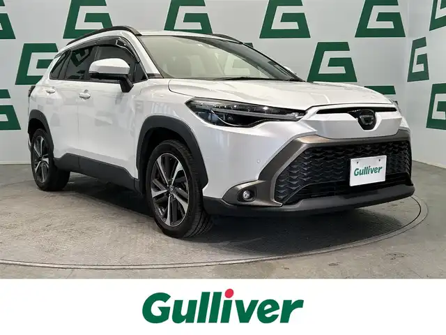 トヨタ カローラ クロス Z 鹿児島県 2022(令4)年 2.4万km プラチナホワイトパールマイカ 禁煙車/ナビ機能付きディスプレイオーディオ/　・フルセグTV/　・Bluetooth/　・AppleCarPlay/　・AndroidAuto/　・USB/トヨタセーフティセンス/　・プリクラッシュセーフティ/　・レーントレーシングアシスト (LTA)/　・レーダークルーズコントロール (全車速追従機能付)/　・オートマチックハイビーム (AHB)/　・ロードサインアシスト (RSA)/　・パーキングサポートブレーキ (前後方静止物)/パノラミックビューモニター/ブラインドスポットモニター/パワーバックドア/ETC/ドライブレコーダー/コーナーセンサー/パワーシート/シートヒーター/純正フロアマット/純正アルミホイール/ステアリングヒーター/ステアリングリモコン