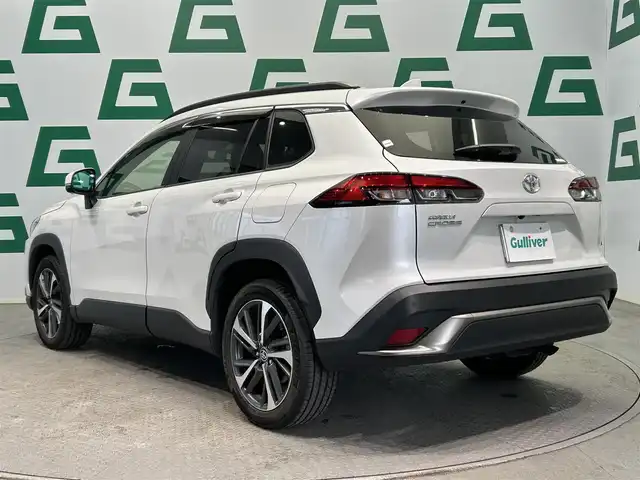 トヨタ カローラ クロス Z 鹿児島県 2022(令4)年 2.4万km プラチナホワイトパールマイカ 禁煙車/ナビ機能付きディスプレイオーディオ/　・フルセグTV/　・Bluetooth/　・AppleCarPlay/　・AndroidAuto/　・USB/トヨタセーフティセンス/　・プリクラッシュセーフティ/　・レーントレーシングアシスト (LTA)/　・レーダークルーズコントロール (全車速追従機能付)/　・オートマチックハイビーム (AHB)/　・ロードサインアシスト (RSA)/　・パーキングサポートブレーキ (前後方静止物)/パノラミックビューモニター/ブラインドスポットモニター/パワーバックドア/ETC/ドライブレコーダー/コーナーセンサー/パワーシート/シートヒーター/純正フロアマット/純正アルミホイール/ステアリングヒーター/ステアリングリモコン