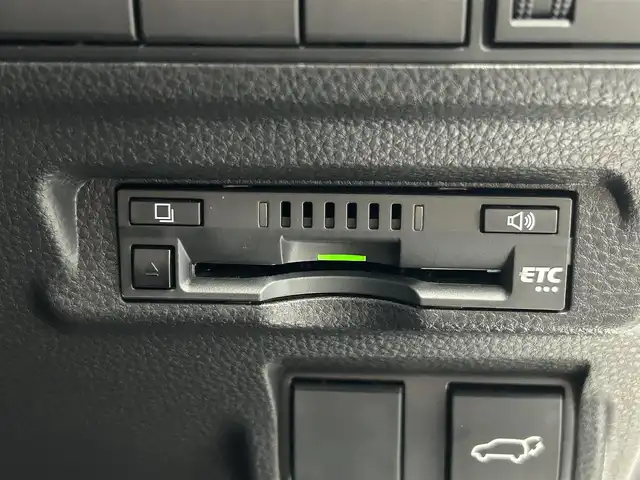 トヨタ カローラ クロス Z 鹿児島県 2022(令4)年 2.4万km プラチナホワイトパールマイカ 禁煙車/ナビ機能付きディスプレイオーディオ/　・フルセグTV/　・Bluetooth/　・AppleCarPlay/　・AndroidAuto/　・USB/トヨタセーフティセンス/　・プリクラッシュセーフティ/　・レーントレーシングアシスト (LTA)/　・レーダークルーズコントロール (全車速追従機能付)/　・オートマチックハイビーム (AHB)/　・ロードサインアシスト (RSA)/　・パーキングサポートブレーキ (前後方静止物)/パノラミックビューモニター/ブラインドスポットモニター/パワーバックドア/ETC/ドライブレコーダー/コーナーセンサー/パワーシート/シートヒーター/純正フロアマット/純正アルミホイール/ステアリングヒーター/ステアリングリモコン