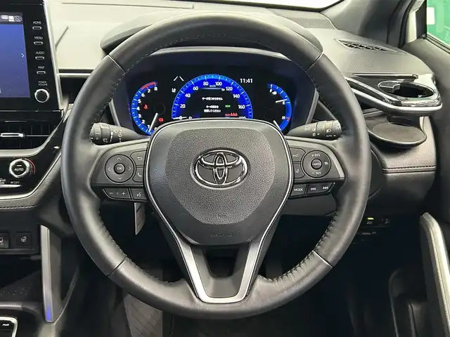 トヨタ カローラ クロス Z 鹿児島県 2022(令4)年 2.4万km プラチナホワイトパールマイカ 禁煙車/ナビ機能付きディスプレイオーディオ/　・フルセグTV/　・Bluetooth/　・AppleCarPlay/　・AndroidAuto/　・USB/トヨタセーフティセンス/　・プリクラッシュセーフティ/　・レーントレーシングアシスト (LTA)/　・レーダークルーズコントロール (全車速追従機能付)/　・オートマチックハイビーム (AHB)/　・ロードサインアシスト (RSA)/　・パーキングサポートブレーキ (前後方静止物)/パノラミックビューモニター/ブラインドスポットモニター/パワーバックドア/ETC/ドライブレコーダー/コーナーセンサー/パワーシート/シートヒーター/純正フロアマット/純正アルミホイール/ステアリングヒーター/ステアリングリモコン