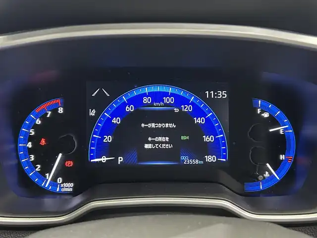 トヨタ カローラ クロス Z 鹿児島県 2022(令4)年 2.4万km プラチナホワイトパールマイカ 禁煙車/ナビ機能付きディスプレイオーディオ/　・フルセグTV/　・Bluetooth/　・AppleCarPlay/　・AndroidAuto/　・USB/トヨタセーフティセンス/　・プリクラッシュセーフティ/　・レーントレーシングアシスト (LTA)/　・レーダークルーズコントロール (全車速追従機能付)/　・オートマチックハイビーム (AHB)/　・ロードサインアシスト (RSA)/　・パーキングサポートブレーキ (前後方静止物)/パノラミックビューモニター/ブラインドスポットモニター/パワーバックドア/ETC/ドライブレコーダー/コーナーセンサー/パワーシート/シートヒーター/純正フロアマット/純正アルミホイール/ステアリングヒーター/ステアリングリモコン