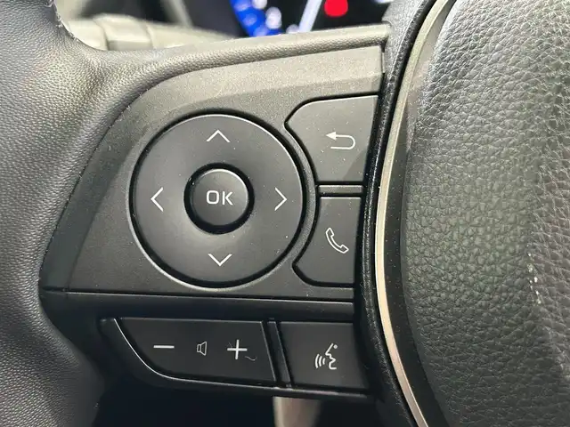 トヨタ カローラ クロス Z 鹿児島県 2022(令4)年 2.4万km プラチナホワイトパールマイカ 禁煙車/ナビ機能付きディスプレイオーディオ/　・フルセグTV/　・Bluetooth/　・AppleCarPlay/　・AndroidAuto/　・USB/トヨタセーフティセンス/　・プリクラッシュセーフティ/　・レーントレーシングアシスト (LTA)/　・レーダークルーズコントロール (全車速追従機能付)/　・オートマチックハイビーム (AHB)/　・ロードサインアシスト (RSA)/　・パーキングサポートブレーキ (前後方静止物)/パノラミックビューモニター/ブラインドスポットモニター/パワーバックドア/ETC/ドライブレコーダー/コーナーセンサー/パワーシート/シートヒーター/純正フロアマット/純正アルミホイール/ステアリングヒーター/ステアリングリモコン