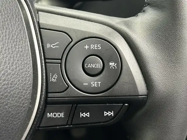 トヨタ カローラ クロス Z 鹿児島県 2022(令4)年 2.4万km プラチナホワイトパールマイカ 禁煙車/ナビ機能付きディスプレイオーディオ/　・フルセグTV/　・Bluetooth/　・AppleCarPlay/　・AndroidAuto/　・USB/トヨタセーフティセンス/　・プリクラッシュセーフティ/　・レーントレーシングアシスト (LTA)/　・レーダークルーズコントロール (全車速追従機能付)/　・オートマチックハイビーム (AHB)/　・ロードサインアシスト (RSA)/　・パーキングサポートブレーキ (前後方静止物)/パノラミックビューモニター/ブラインドスポットモニター/パワーバックドア/ETC/ドライブレコーダー/コーナーセンサー/パワーシート/シートヒーター/純正フロアマット/純正アルミホイール/ステアリングヒーター/ステアリングリモコン