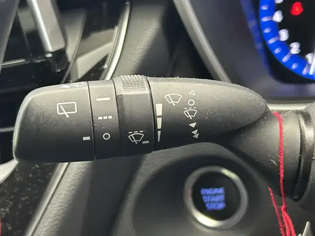 トヨタ カローラ クロス Z 鹿児島県 2022(令4)年 2.4万km プラチナホワイトパールマイカ 禁煙車/ナビ機能付きディスプレイオーディオ/　・フルセグTV/　・Bluetooth/　・AppleCarPlay/　・AndroidAuto/　・USB/トヨタセーフティセンス/　・プリクラッシュセーフティ/　・レーントレーシングアシスト (LTA)/　・レーダークルーズコントロール (全車速追従機能付)/　・オートマチックハイビーム (AHB)/　・ロードサインアシスト (RSA)/　・パーキングサポートブレーキ (前後方静止物)/パノラミックビューモニター/ブラインドスポットモニター/パワーバックドア/ETC/ドライブレコーダー/コーナーセンサー/パワーシート/シートヒーター/純正フロアマット/純正アルミホイール/ステアリングヒーター/ステアリングリモコン