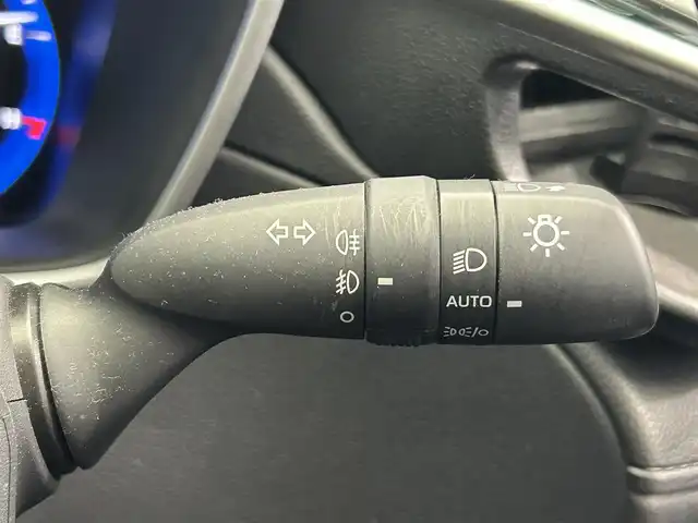 トヨタ カローラ クロス Z 鹿児島県 2022(令4)年 2.4万km プラチナホワイトパールマイカ 禁煙車/ナビ機能付きディスプレイオーディオ/　・フルセグTV/　・Bluetooth/　・AppleCarPlay/　・AndroidAuto/　・USB/トヨタセーフティセンス/　・プリクラッシュセーフティ/　・レーントレーシングアシスト (LTA)/　・レーダークルーズコントロール (全車速追従機能付)/　・オートマチックハイビーム (AHB)/　・ロードサインアシスト (RSA)/　・パーキングサポートブレーキ (前後方静止物)/パノラミックビューモニター/ブラインドスポットモニター/パワーバックドア/ETC/ドライブレコーダー/コーナーセンサー/パワーシート/シートヒーター/純正フロアマット/純正アルミホイール/ステアリングヒーター/ステアリングリモコン