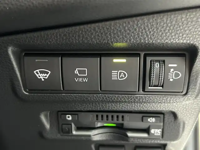 トヨタ カローラ クロス Z 鹿児島県 2022(令4)年 2.4万km プラチナホワイトパールマイカ 禁煙車/ナビ機能付きディスプレイオーディオ/　・フルセグTV/　・Bluetooth/　・AppleCarPlay/　・AndroidAuto/　・USB/トヨタセーフティセンス/　・プリクラッシュセーフティ/　・レーントレーシングアシスト (LTA)/　・レーダークルーズコントロール (全車速追従機能付)/　・オートマチックハイビーム (AHB)/　・ロードサインアシスト (RSA)/　・パーキングサポートブレーキ (前後方静止物)/パノラミックビューモニター/ブラインドスポットモニター/パワーバックドア/ETC/ドライブレコーダー/コーナーセンサー/パワーシート/シートヒーター/純正フロアマット/純正アルミホイール/ステアリングヒーター/ステアリングリモコン