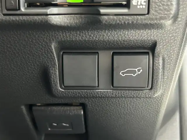 トヨタ カローラ クロス Z 鹿児島県 2022(令4)年 2.4万km プラチナホワイトパールマイカ 禁煙車/ナビ機能付きディスプレイオーディオ/　・フルセグTV/　・Bluetooth/　・AppleCarPlay/　・AndroidAuto/　・USB/トヨタセーフティセンス/　・プリクラッシュセーフティ/　・レーントレーシングアシスト (LTA)/　・レーダークルーズコントロール (全車速追従機能付)/　・オートマチックハイビーム (AHB)/　・ロードサインアシスト (RSA)/　・パーキングサポートブレーキ (前後方静止物)/パノラミックビューモニター/ブラインドスポットモニター/パワーバックドア/ETC/ドライブレコーダー/コーナーセンサー/パワーシート/シートヒーター/純正フロアマット/純正アルミホイール/ステアリングヒーター/ステアリングリモコン