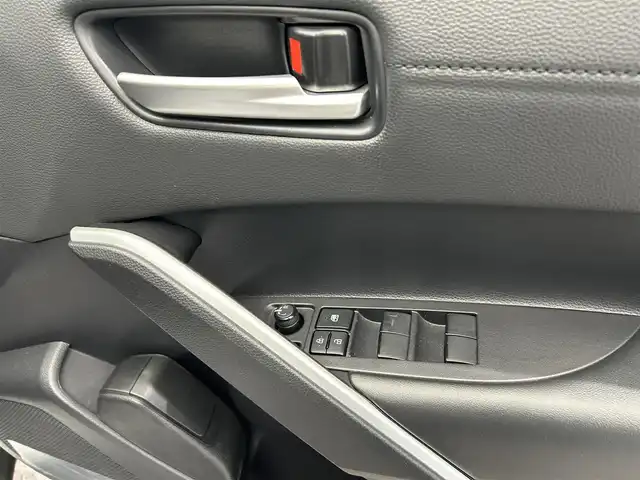 トヨタ カローラ クロス Z 鹿児島県 2022(令4)年 2.4万km プラチナホワイトパールマイカ 禁煙車/ナビ機能付きディスプレイオーディオ/　・フルセグTV/　・Bluetooth/　・AppleCarPlay/　・AndroidAuto/　・USB/トヨタセーフティセンス/　・プリクラッシュセーフティ/　・レーントレーシングアシスト (LTA)/　・レーダークルーズコントロール (全車速追従機能付)/　・オートマチックハイビーム (AHB)/　・ロードサインアシスト (RSA)/　・パーキングサポートブレーキ (前後方静止物)/パノラミックビューモニター/ブラインドスポットモニター/パワーバックドア/ETC/ドライブレコーダー/コーナーセンサー/パワーシート/シートヒーター/純正フロアマット/純正アルミホイール/ステアリングヒーター/ステアリングリモコン