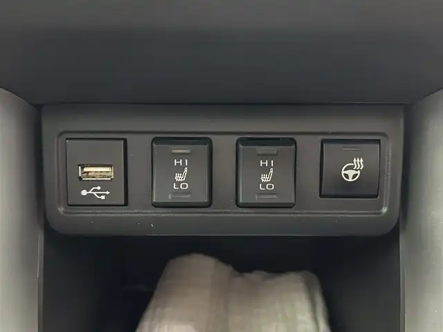 トヨタ カローラ クロス Z 鹿児島県 2022(令4)年 2.4万km プラチナホワイトパールマイカ 禁煙車/ナビ機能付きディスプレイオーディオ/　・フルセグTV/　・Bluetooth/　・AppleCarPlay/　・AndroidAuto/　・USB/トヨタセーフティセンス/　・プリクラッシュセーフティ/　・レーントレーシングアシスト (LTA)/　・レーダークルーズコントロール (全車速追従機能付)/　・オートマチックハイビーム (AHB)/　・ロードサインアシスト (RSA)/　・パーキングサポートブレーキ (前後方静止物)/パノラミックビューモニター/ブラインドスポットモニター/パワーバックドア/ETC/ドライブレコーダー/コーナーセンサー/パワーシート/シートヒーター/純正フロアマット/純正アルミホイール/ステアリングヒーター/ステアリングリモコン