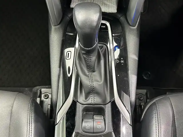 トヨタ カローラ クロス Z 鹿児島県 2022(令4)年 2.4万km プラチナホワイトパールマイカ 禁煙車/ナビ機能付きディスプレイオーディオ/　・フルセグTV/　・Bluetooth/　・AppleCarPlay/　・AndroidAuto/　・USB/トヨタセーフティセンス/　・プリクラッシュセーフティ/　・レーントレーシングアシスト (LTA)/　・レーダークルーズコントロール (全車速追従機能付)/　・オートマチックハイビーム (AHB)/　・ロードサインアシスト (RSA)/　・パーキングサポートブレーキ (前後方静止物)/パノラミックビューモニター/ブラインドスポットモニター/パワーバックドア/ETC/ドライブレコーダー/コーナーセンサー/パワーシート/シートヒーター/純正フロアマット/純正アルミホイール/ステアリングヒーター/ステアリングリモコン