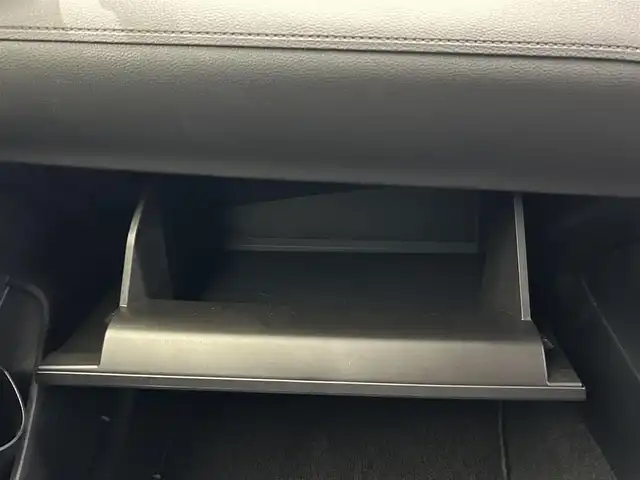 トヨタ カローラ クロス Z 鹿児島県 2022(令4)年 2.4万km プラチナホワイトパールマイカ 禁煙車/ナビ機能付きディスプレイオーディオ/　・フルセグTV/　・Bluetooth/　・AppleCarPlay/　・AndroidAuto/　・USB/トヨタセーフティセンス/　・プリクラッシュセーフティ/　・レーントレーシングアシスト (LTA)/　・レーダークルーズコントロール (全車速追従機能付)/　・オートマチックハイビーム (AHB)/　・ロードサインアシスト (RSA)/　・パーキングサポートブレーキ (前後方静止物)/パノラミックビューモニター/ブラインドスポットモニター/パワーバックドア/ETC/ドライブレコーダー/コーナーセンサー/パワーシート/シートヒーター/純正フロアマット/純正アルミホイール/ステアリングヒーター/ステアリングリモコン