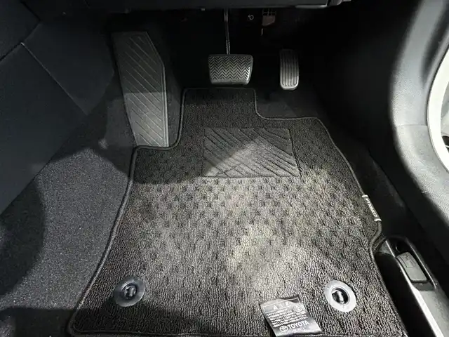 トヨタ カローラ クロス Z 鹿児島県 2022(令4)年 2.4万km プラチナホワイトパールマイカ 禁煙車/ナビ機能付きディスプレイオーディオ/　・フルセグTV/　・Bluetooth/　・AppleCarPlay/　・AndroidAuto/　・USB/トヨタセーフティセンス/　・プリクラッシュセーフティ/　・レーントレーシングアシスト (LTA)/　・レーダークルーズコントロール (全車速追従機能付)/　・オートマチックハイビーム (AHB)/　・ロードサインアシスト (RSA)/　・パーキングサポートブレーキ (前後方静止物)/パノラミックビューモニター/ブラインドスポットモニター/パワーバックドア/ETC/ドライブレコーダー/コーナーセンサー/パワーシート/シートヒーター/純正フロアマット/純正アルミホイール/ステアリングヒーター/ステアリングリモコン