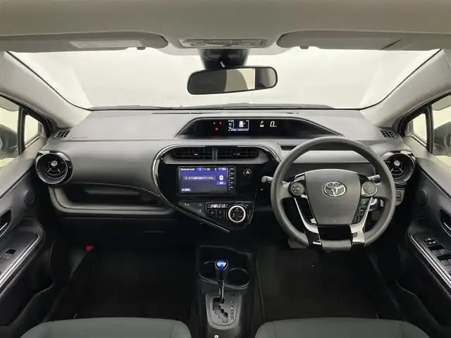 トヨタ アクア S 岡山県 2020(令2)年 6万km ホワイトパールクリスタルシャイン 純正SDナビ/（TV/Bluetooth/CD)/衝突軽減ブレーキシステム/バックカメラ/ビルトインＥＴＣ/ＬＥＤヘッドライト/オートハイビーム/アイドリングストップ/コーナーセンサー（前後）/踏み間違い防止/ISOFIX/ステアリングスイッチ/チルトステアリング/シートリフター/ウインカーミラー/ドアバイザー/プッシュスタート/スマートキー/新車保証書/取扱説明書