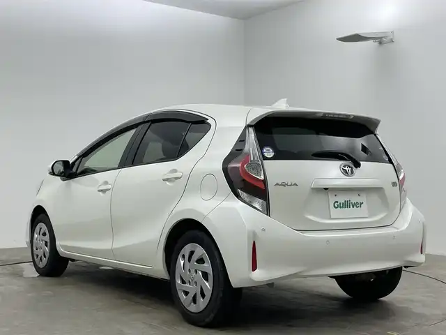 トヨタ アクア S 岡山県 2020(令2)年 6万km ホワイトパールクリスタルシャイン 純正SDナビ/（TV/Bluetooth/CD)/衝突軽減ブレーキシステム/バックカメラ/ビルトインＥＴＣ/ＬＥＤヘッドライト/オートハイビーム/アイドリングストップ/コーナーセンサー（前後）/踏み間違い防止/ISOFIX/ステアリングスイッチ/チルトステアリング/シートリフター/ウインカーミラー/ドアバイザー/プッシュスタート/スマートキー/新車保証書/取扱説明書