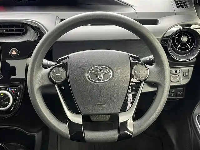 トヨタ アクア S 岡山県 2020(令2)年 6万km ホワイトパールクリスタルシャイン 純正SDナビ/（TV/Bluetooth/CD)/衝突軽減ブレーキシステム/バックカメラ/ビルトインＥＴＣ/ＬＥＤヘッドライト/オートハイビーム/アイドリングストップ/コーナーセンサー（前後）/踏み間違い防止/ISOFIX/ステアリングスイッチ/チルトステアリング/シートリフター/ウインカーミラー/ドアバイザー/プッシュスタート/スマートキー/新車保証書/取扱説明書