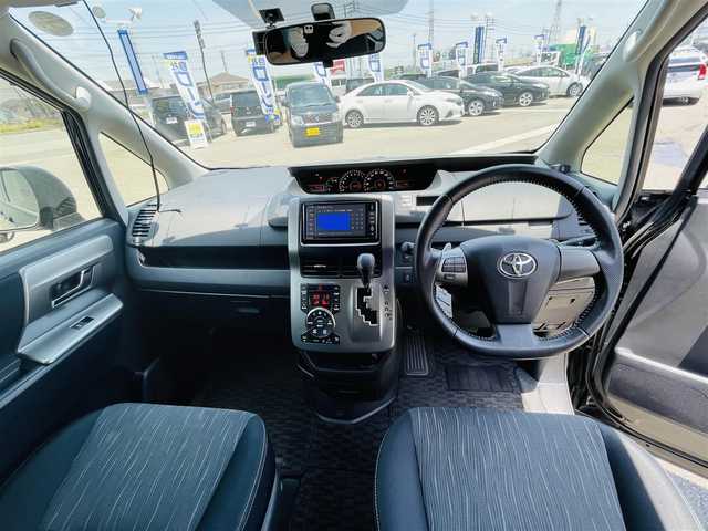 トヨタ ヴォクシー ZS 煌Ⅱ 岡山県 2012(平24)年 7.8万km ブラック (株)IDOMが運営する【じしゃロン岡山店】の自社ローン専用車両です。こちらは現金またはオートローンご利用時の価格です。 自社ローンご希望の方は別途その旨お申し付け下さい/・社外ナビゲーション/・両側電動スライドドア/・バックカメラ/・ＥＴＣ/・ドラレコ