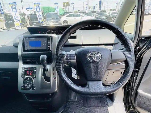 トヨタ ヴォクシー ZS 煌Ⅱ 岡山県 2012(平24)年 7.8万km ブラック (株)IDOMが運営する【じしゃロン岡山店】の自社ローン専用車両です。こちらは現金またはオートローンご利用時の価格です。 自社ローンご希望の方は別途その旨お申し付け下さい/・社外ナビゲーション/・両側電動スライドドア/・バックカメラ/・ＥＴＣ/・ドラレコ