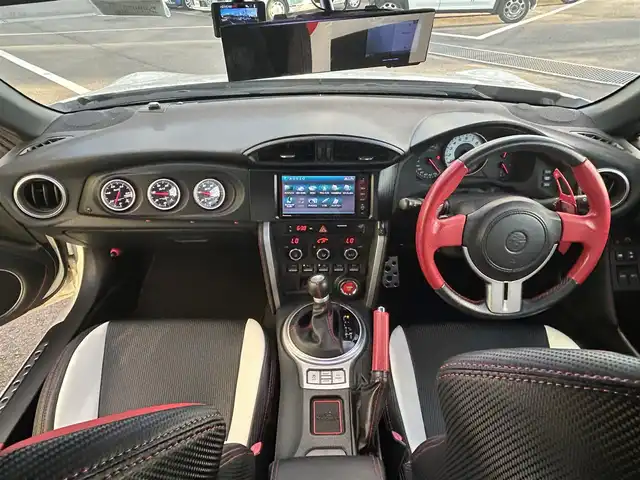トヨタ ８６ GT 愛媛県 2014(平26)年 1.8万km サテンホワイトパール 社外ナビ（Bluetooth/SD/フルセグテレビ）/前方ドライブレコーダー/ルームミラー型GPSレーダー/ETC2.0/社外18インチAW(ADVAN RACING)/シートカバー/社外エアクリーナー/TRDシフトノブ/TRDマフラー/追加タコメーター(BLITZ)/バックカメラ/純正フロアマット/ABS/横滑り防止装置/オートライト/LEDヘッドライト/フォグランプ/USB入力端子