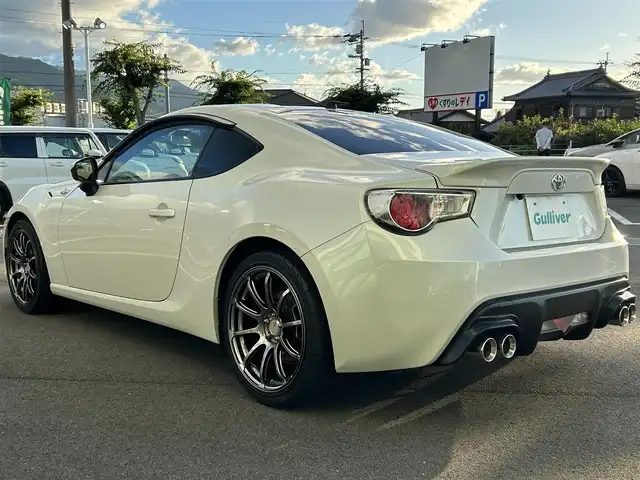 トヨタ ８６ GT 愛媛県 2014(平26)年 1.8万km サテンホワイトパール 社外ナビ（Bluetooth/SD/フルセグテレビ）/前方ドライブレコーダー/ルームミラー型GPSレーダー/ETC2.0/社外18インチAW(ADVAN RACING)/シートカバー/社外エアクリーナー/TRDシフトノブ/TRDマフラー/追加タコメーター(BLITZ)/バックカメラ/純正フロアマット/ABS/横滑り防止装置/オートライト/LEDヘッドライト/フォグランプ/USB入力端子