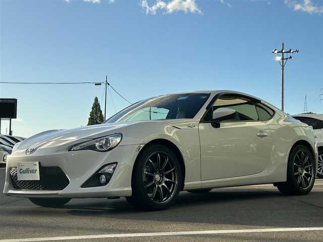 トヨタ ８６ GT 愛媛県 2014(平26)年 1.8万km サテンホワイトパール 社外ナビ（Bluetooth/SD/フルセグテレビ）/前方ドライブレコーダー/ルームミラー型GPSレーダー/ETC2.0/社外18インチAW(ADVAN RACING)/シートカバー/社外エアクリーナー/TRDシフトノブ/TRDマフラー/追加タコメーター(BLITZ)/バックカメラ/純正フロアマット/ABS/横滑り防止装置/オートライト/LEDヘッドライト/フォグランプ/USB入力端子