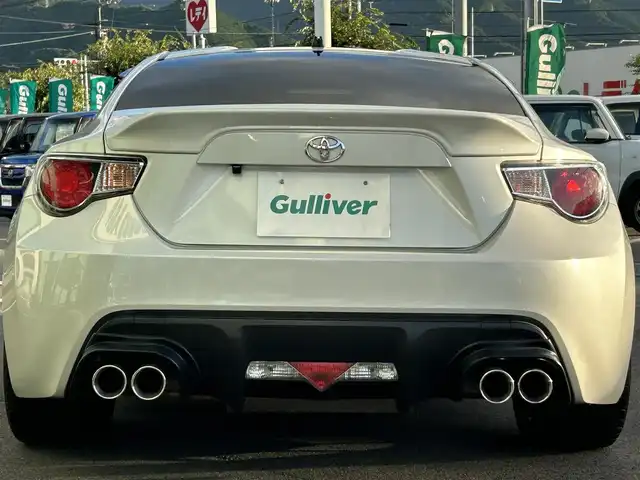 トヨタ ８６ GT 愛媛県 2014(平26)年 1.8万km サテンホワイトパール 社外ナビ（Bluetooth/SD/フルセグテレビ）/前方ドライブレコーダー/ルームミラー型GPSレーダー/ETC2.0/社外18インチAW(ADVAN RACING)/シートカバー/社外エアクリーナー/TRDシフトノブ/TRDマフラー/追加タコメーター(BLITZ)/バックカメラ/純正フロアマット/ABS/横滑り防止装置/オートライト/LEDヘッドライト/フォグランプ/USB入力端子
