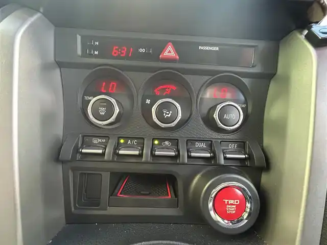トヨタ ８６ GT 愛媛県 2014(平26)年 1.8万km サテンホワイトパール 社外ナビ（Bluetooth/SD/フルセグテレビ）/前方ドライブレコーダー/ルームミラー型GPSレーダー/ETC2.0/社外18インチAW(ADVAN RACING)/シートカバー/社外エアクリーナー/TRDシフトノブ/TRDマフラー/追加タコメーター(BLITZ)/バックカメラ/純正フロアマット/ABS/横滑り防止装置/オートライト/LEDヘッドライト/フォグランプ/USB入力端子