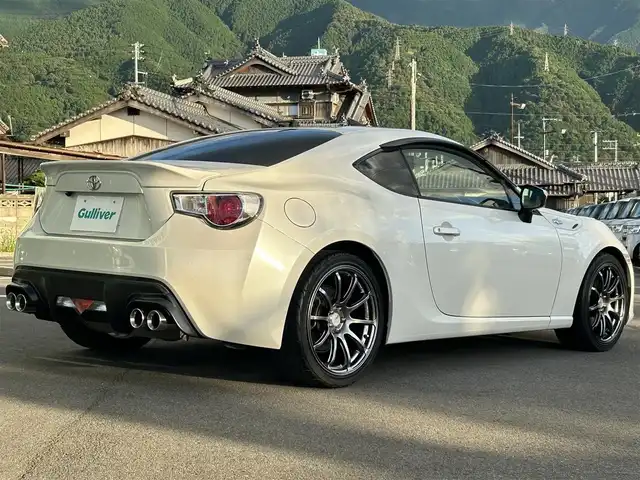トヨタ ８６ GT 愛媛県 2014(平26)年 1.8万km サテンホワイトパール 社外ナビ（Bluetooth/SD/フルセグテレビ）/前方ドライブレコーダー/ルームミラー型GPSレーダー/ETC2.0/社外18インチAW(ADVAN RACING)/シートカバー/社外エアクリーナー/TRDシフトノブ/TRDマフラー/追加タコメーター(BLITZ)/バックカメラ/純正フロアマット/ABS/横滑り防止装置/オートライト/LEDヘッドライト/フォグランプ/USB入力端子