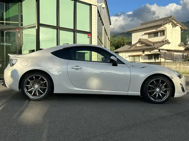 トヨタ ８６ GT 愛媛県 2014(平26)年 1.8万km サテンホワイトパール 社外ナビ（Bluetooth/SD/フルセグテレビ）/前方ドライブレコーダー/ルームミラー型GPSレーダー/ETC2.0/社外18インチAW(ADVAN RACING)/シートカバー/社外エアクリーナー/TRDシフトノブ/TRDマフラー/追加タコメーター(BLITZ)/バックカメラ/純正フロアマット/ABS/横滑り防止装置/オートライト/LEDヘッドライト/フォグランプ/USB入力端子