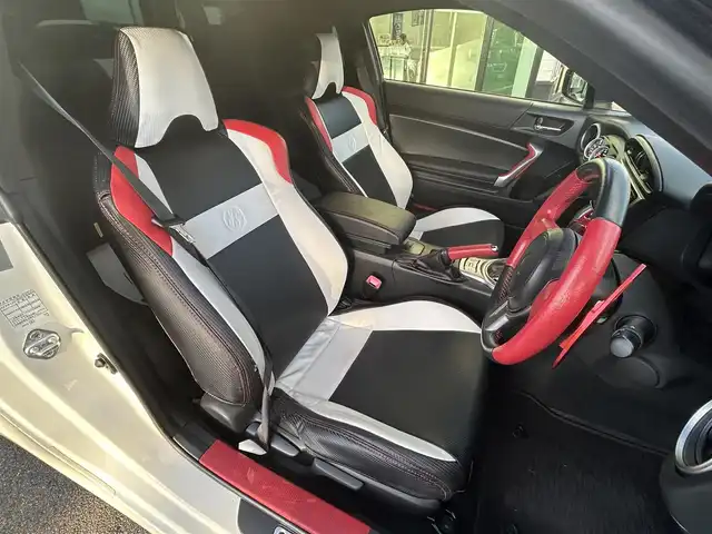 トヨタ ８６ GT 愛媛県 2014(平26)年 1.8万km サテンホワイトパール 社外ナビ（Bluetooth/SD/フルセグテレビ）/前方ドライブレコーダー/ルームミラー型GPSレーダー/ETC2.0/社外18インチAW(ADVAN RACING)/シートカバー/社外エアクリーナー/TRDシフトノブ/TRDマフラー/追加タコメーター(BLITZ)/バックカメラ/純正フロアマット/ABS/横滑り防止装置/オートライト/LEDヘッドライト/フォグランプ/USB入力端子