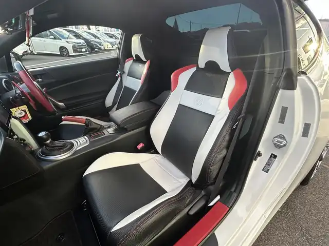 トヨタ ８６ GT 愛媛県 2014(平26)年 1.8万km サテンホワイトパール 社外ナビ（Bluetooth/SD/フルセグテレビ）/前方ドライブレコーダー/ルームミラー型GPSレーダー/ETC2.0/社外18インチAW(ADVAN RACING)/シートカバー/社外エアクリーナー/TRDシフトノブ/TRDマフラー/追加タコメーター(BLITZ)/バックカメラ/純正フロアマット/ABS/横滑り防止装置/オートライト/LEDヘッドライト/フォグランプ/USB入力端子