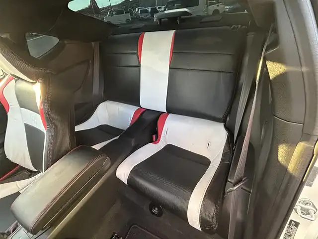 トヨタ ８６ GT 愛媛県 2014(平26)年 1.8万km サテンホワイトパール 社外ナビ（Bluetooth/SD/フルセグテレビ）/前方ドライブレコーダー/ルームミラー型GPSレーダー/ETC2.0/社外18インチAW(ADVAN RACING)/シートカバー/社外エアクリーナー/TRDシフトノブ/TRDマフラー/追加タコメーター(BLITZ)/バックカメラ/純正フロアマット/ABS/横滑り防止装置/オートライト/LEDヘッドライト/フォグランプ/USB入力端子