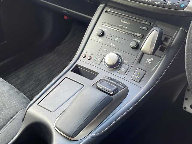 レクサス ＣＴ 200h Fスポーツ 大阪府 2018(平30)年 5.4万km ブラック 純正10.3インチSDナビ/（CD/DVD/AUX/SD/BT）/バックカメラ/ハーフレザーシート/前席シートヒーター/前席パワーシート/ステアリングヒーター/ドライブレコーダー/ETC/クルーズコントロール（追従走行有）/衝突被害軽減システム/レーンキープアシスト/コーナーセンサー/オートマチックハイビーム/純正LEDヘッドライト/純正フロアマット/カーテンエアバッグレーム
