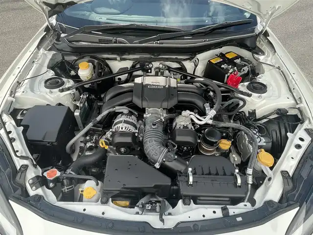 トヨタ ＧＲ８６ SZ 佐賀県 2023(令5)年 2.3万km クリスタルホワイトパール アイサイトコアテクノロジー/・プリクラッシュセーフティ/・全車速追従機能付きクルーズコントロール/・車線逸脱警報/・AT誤発進抑制制御/AT誤後進抑制制御/・後退時ブレーキアシスト/コーナーセンサー/純正9型ナビ/・バックカメラ/・フルセグTV/BT/CD/DVD/純正ドラレコ(DRT-H68A)/純正17インチAW/LEDヘッドライト/ハイビームアシスト/革巻きステアリング/パドルシフト/ETC2.0 /スペアキー×１/取扱説明書/保証書