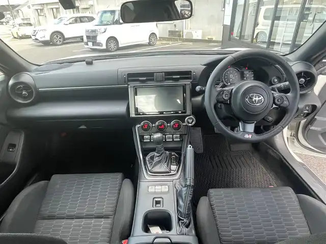 トヨタ ＧＲ８６ SZ 佐賀県 2023(令5)年 2.3万km クリスタルホワイトパール アイサイトコアテクノロジー/・プリクラッシュセーフティ/・全車速追従機能付きクルーズコントロール/・車線逸脱警報/・AT誤発進抑制制御/AT誤後進抑制制御/・後退時ブレーキアシスト/コーナーセンサー/純正9型ナビ/・バックカメラ/・フルセグTV/BT/CD/DVD/純正ドラレコ(DRT-H68A)/純正17インチAW/LEDヘッドライト/ハイビームアシスト/革巻きステアリング/パドルシフト/ETC2.0 /スペアキー×１/取扱説明書/保証書