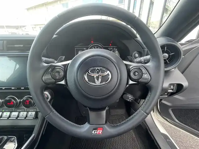 トヨタ ＧＲ８６ SZ 佐賀県 2023(令5)年 2.3万km クリスタルホワイトパール アイサイトコアテクノロジー/・プリクラッシュセーフティ/・全車速追従機能付きクルーズコントロール/・車線逸脱警報/・AT誤発進抑制制御/AT誤後進抑制制御/・後退時ブレーキアシスト/コーナーセンサー/純正9型ナビ/・バックカメラ/・フルセグTV/BT/CD/DVD/純正ドラレコ(DRT-H68A)/純正17インチAW/LEDヘッドライト/ハイビームアシスト/革巻きステアリング/パドルシフト/ETC2.0 /スペアキー×１/取扱説明書/保証書