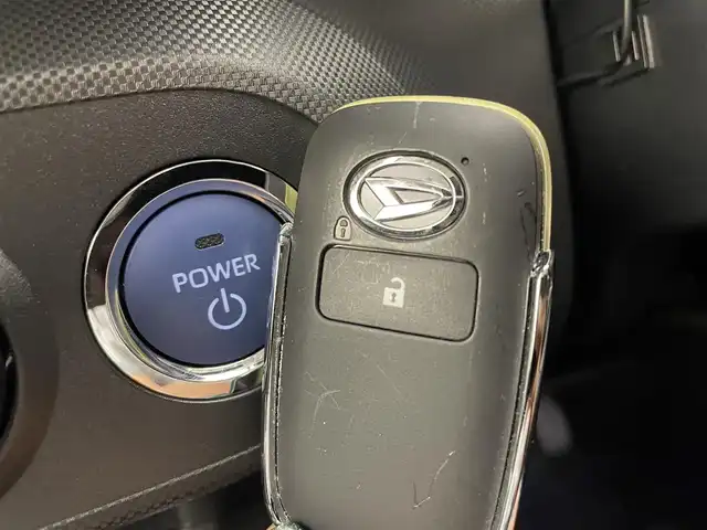 ダイハツ ロッキー プレミアム G HEV 茨城県 2023(令5)年 1.4万km ブラックマイカメタリック/シャイニングホワイトパール 9インチナビ/Bluetooth/フルセグ/CD/DVD/radio/SD/AUX/全周囲カメラ/前後ドラレコ/スマートアシスト/・衝突回避支援ブレーキ/・誤発進抑制/・車線逸脱警報/・BSM/・認識支援/・追従型クルーズコントロール/・レーンキープアシスト/LEDヘッドライト/オートライト/オートマチックハイビーム/ETC/前席シートヒーター/スペアキー