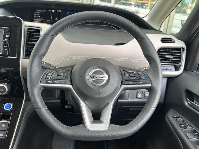 日産 セレナ e－パワー ハイウェイスター V 静岡県 2020(令2)年 3.3万km カシミヤグレージュ プロパイロット/・プリクラッシュ/・コーナーセンサー前後/・全方位カメラ/・バックカメラ/・レーンキープアシスト/・レーダークルーズコントロール/・オートホールド/・BSM(ブラインドスポットモニター)/・エマージェンシーブレーキ/・ドライブレコーダー(前のみ)/純正ワイドSDナビ/・DVD/・CD/・AM/・FM/・フルセグTV/・Bluetooth/・USB/・iPod/主要装備/・デジタルインナーミラー/・両側パワースライドドア/・ステアリングリモコン/・純正アルミホイール/・純正純正フロアマット/・フリップダウンモニター/・LEDヘッドライト/・オートライト/・ETC/・プッシュスタート/・スマートキー/・布系シート/・3列シート