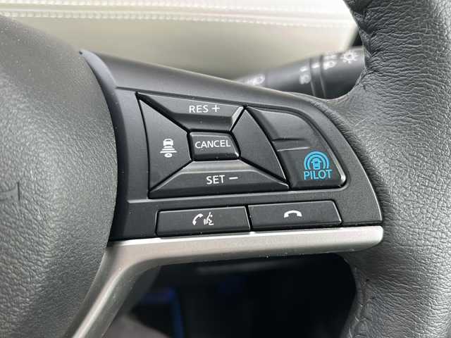 日産 セレナ e－パワー ハイウェイスター V 静岡県 2020(令2)年 3.3万km カシミヤグレージュ プロパイロット/・プリクラッシュ/・コーナーセンサー前後/・全方位カメラ/・バックカメラ/・レーンキープアシスト/・レーダークルーズコントロール/・オートホールド/・BSM(ブラインドスポットモニター)/・エマージェンシーブレーキ/・ドライブレコーダー(前のみ)/純正ワイドSDナビ/・DVD/・CD/・AM/・FM/・フルセグTV/・Bluetooth/・USB/・iPod/主要装備/・デジタルインナーミラー/・両側パワースライドドア/・ステアリングリモコン/・純正アルミホイール/・純正純正フロアマット/・フリップダウンモニター/・LEDヘッドライト/・オートライト/・ETC/・プッシュスタート/・スマートキー/・布系シート/・3列シート