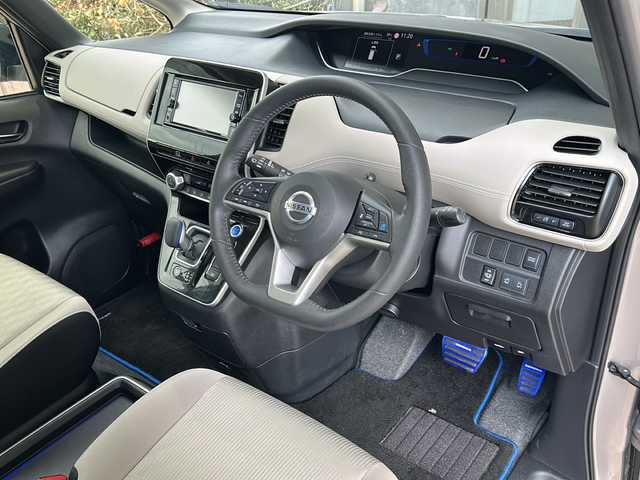日産 セレナ e－パワー ハイウェイスター V 静岡県 2020(令2)年 3.3万km カシミヤグレージュ プロパイロット/・プリクラッシュ/・コーナーセンサー前後/・全方位カメラ/・バックカメラ/・レーンキープアシスト/・レーダークルーズコントロール/・オートホールド/・BSM(ブラインドスポットモニター)/・エマージェンシーブレーキ/・ドライブレコーダー(前のみ)/純正ワイドSDナビ/・DVD/・CD/・AM/・FM/・フルセグTV/・Bluetooth/・USB/・iPod/主要装備/・デジタルインナーミラー/・両側パワースライドドア/・ステアリングリモコン/・純正アルミホイール/・純正純正フロアマット/・フリップダウンモニター/・LEDヘッドライト/・オートライト/・ETC/・プッシュスタート/・スマートキー/・布系シート/・3列シート