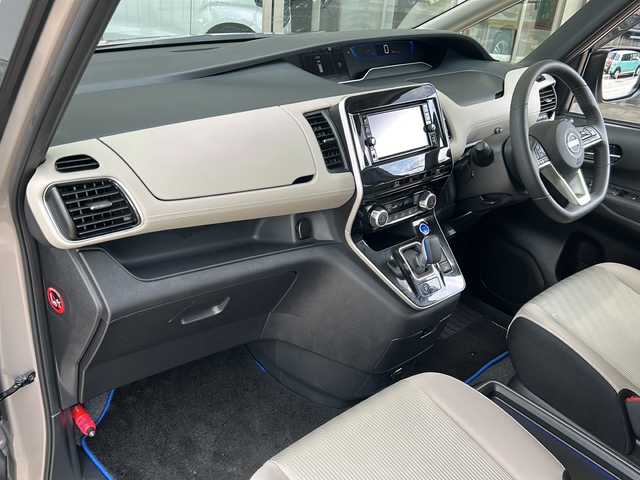 日産 セレナ e－パワー ハイウェイスター V 静岡県 2020(令2)年 3.3万km カシミヤグレージュ プロパイロット/・プリクラッシュ/・コーナーセンサー前後/・全方位カメラ/・バックカメラ/・レーンキープアシスト/・レーダークルーズコントロール/・オートホールド/・BSM(ブラインドスポットモニター)/・エマージェンシーブレーキ/・ドライブレコーダー(前のみ)/純正ワイドSDナビ/・DVD/・CD/・AM/・FM/・フルセグTV/・Bluetooth/・USB/・iPod/主要装備/・デジタルインナーミラー/・両側パワースライドドア/・ステアリングリモコン/・純正アルミホイール/・純正純正フロアマット/・フリップダウンモニター/・LEDヘッドライト/・オートライト/・ETC/・プッシュスタート/・スマートキー/・布系シート/・3列シート