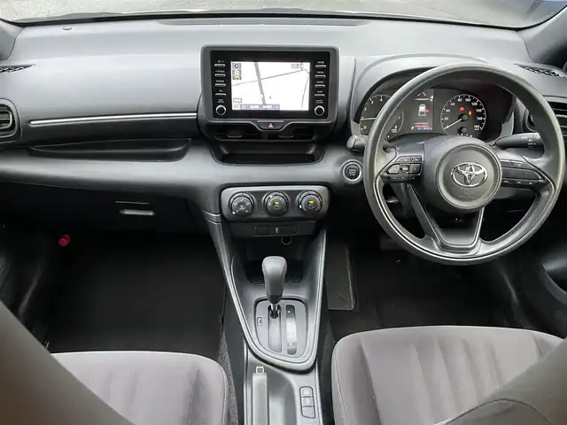 トヨタ ヤリス X 東京都 2020(令2)年 7.7万km ホワイトパールクリスタルシャイン (株)IDOMが運営する【じしゃロン昭島店】の自社ローン専用車両になります。こちらは現金またはオートローンご利用時の価格です。自社ローンご希望の方は別途その旨お申付け下さい/ディスプレイオーディオ/バックカメラ/ビルトインETC/電動格納ミラー/ステアリングスイッチ/USB入力端子/コーナーセンサー前後/エンジンスタートボタン/フロアマット純正